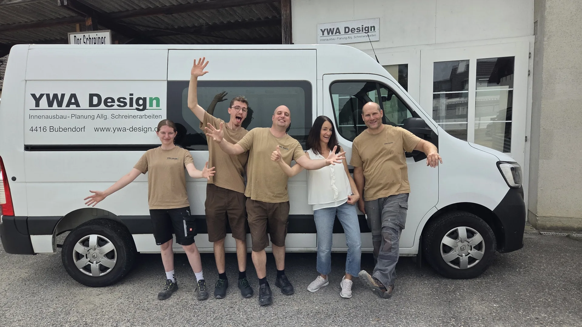 Fünf Mitarbeitende von YWA Design in der Werkstatt